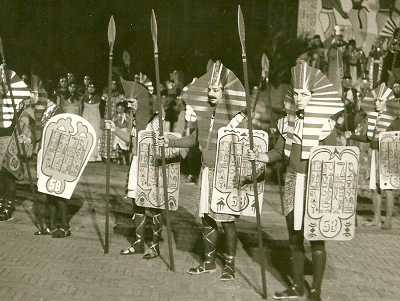 Ferruccio al centro vestito da guardia del Faraone