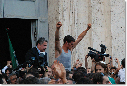 Bartali e Atzeni in trionfo.