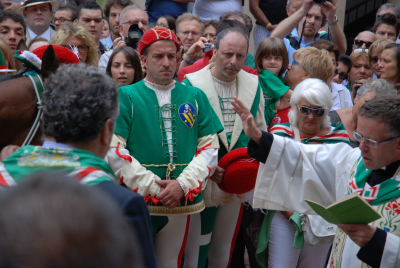 Il correttore della Contrada incita il cavallo.