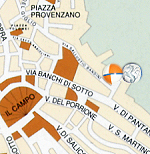 Nella figura i due barberi indicano: la Sede Museale (quello con stemma) , la Società di Contrada (l'altro).